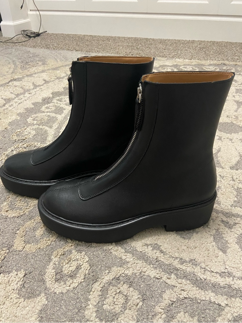 Steve Madden Jones Black
Leather Ankle Boots NWOT